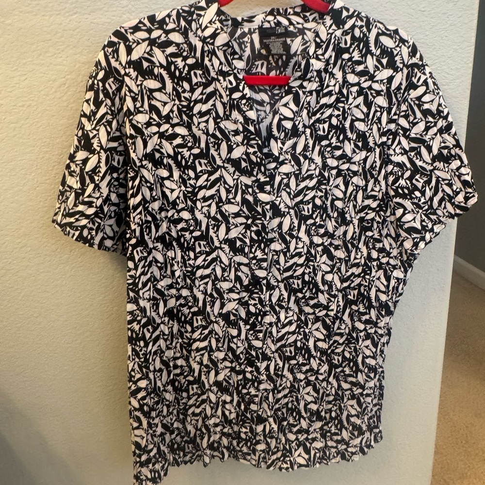East 5th Black and White Button Front Pleated Size 2X Blouse